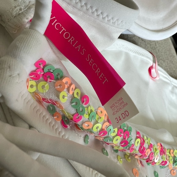 White VS Bikini - Picture 4 of 4